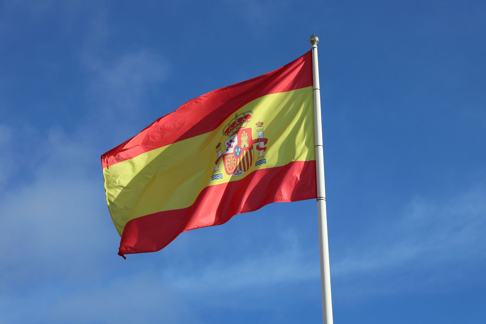Bandera de España ondeando contra el cielo